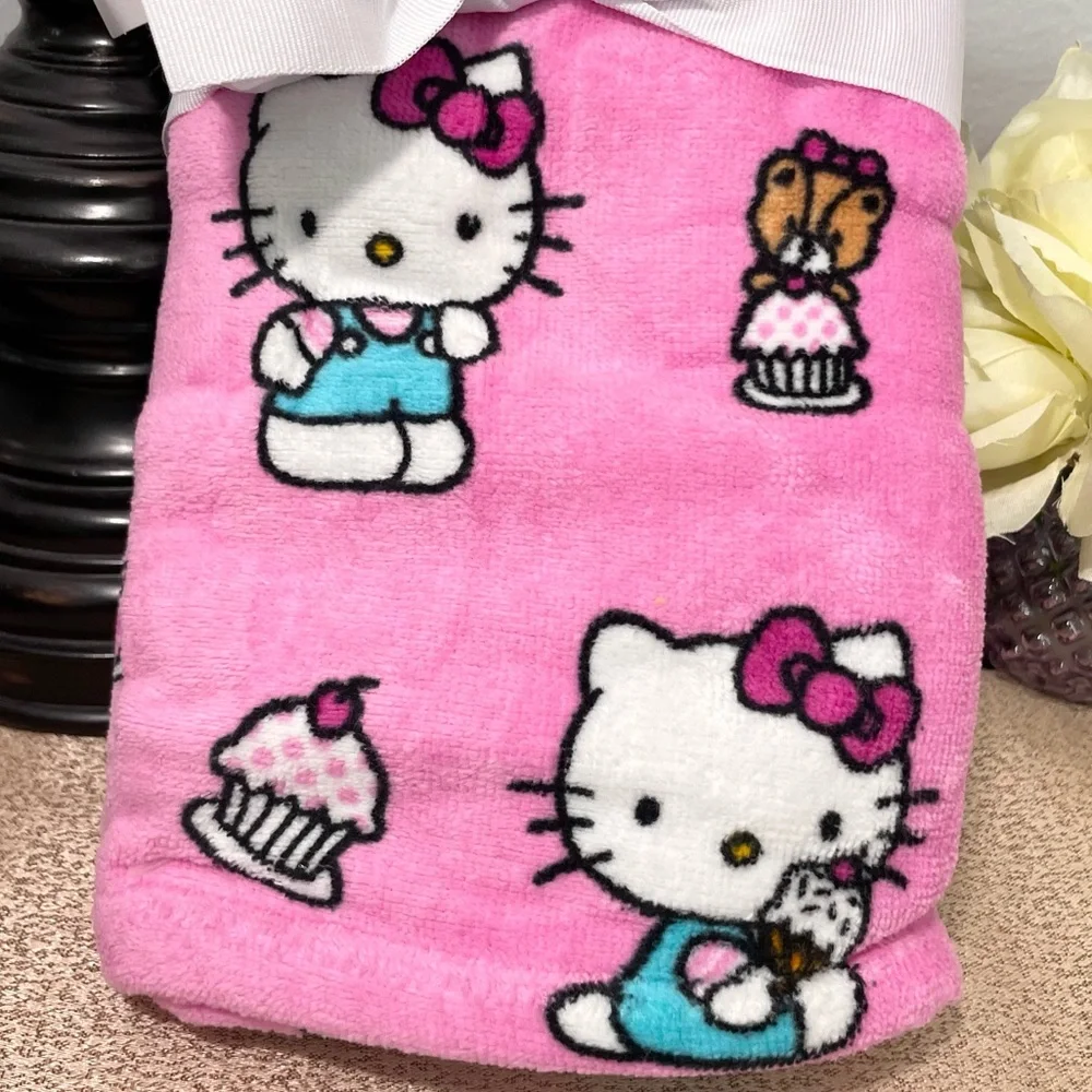 NWT Set of 2 HELLO KITTY Hand Towels